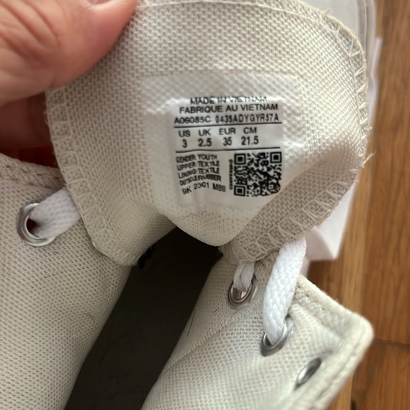 High Top Converse white with embroidered flower - Picture 4 of 5